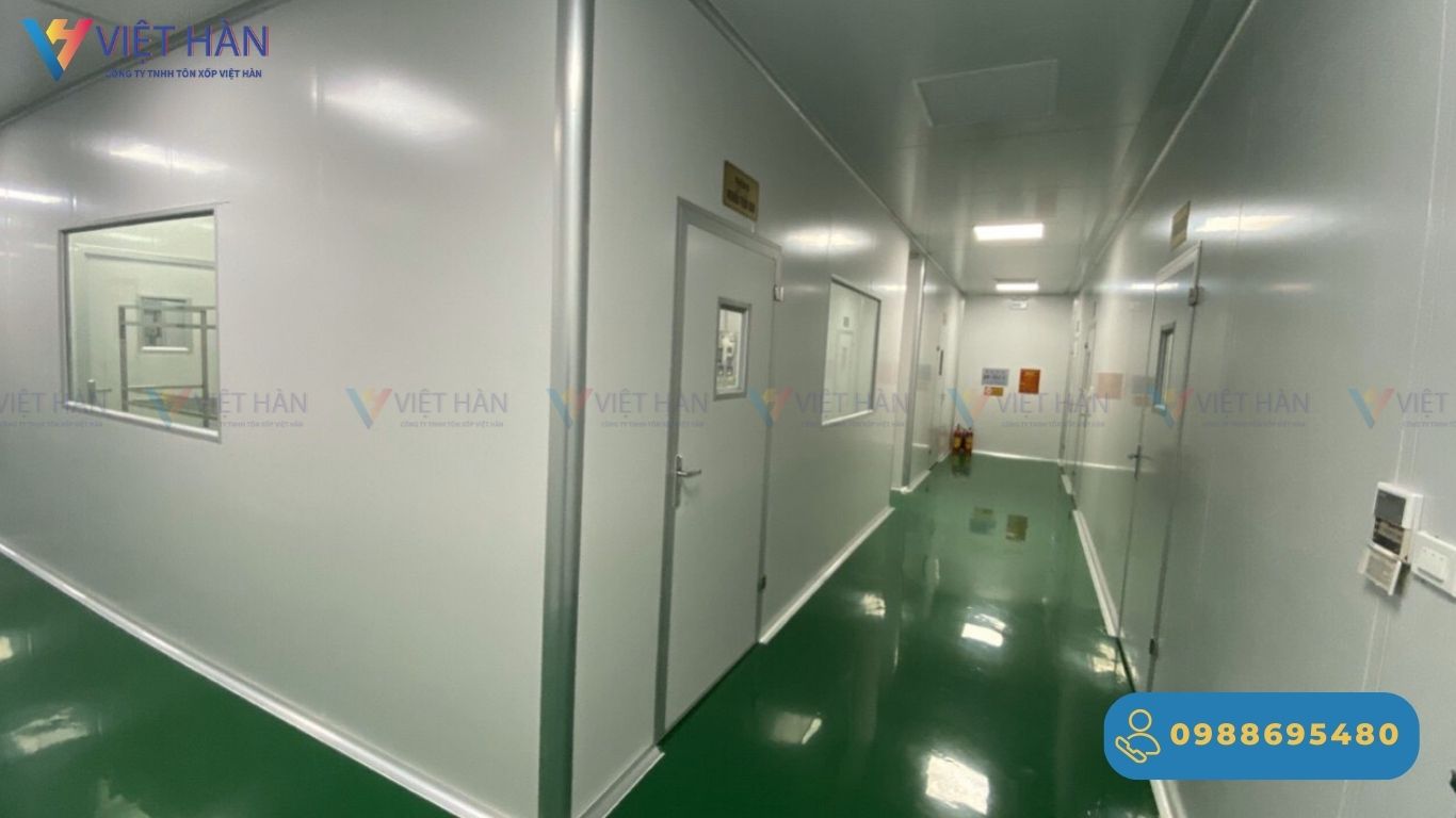 Phụ kiện panel phòng sạch được ứng dụng rộng rãi trong nhiều ngành công nghiệp đòi hỏi kiểm soát môi trường nghiêm ngặt:
